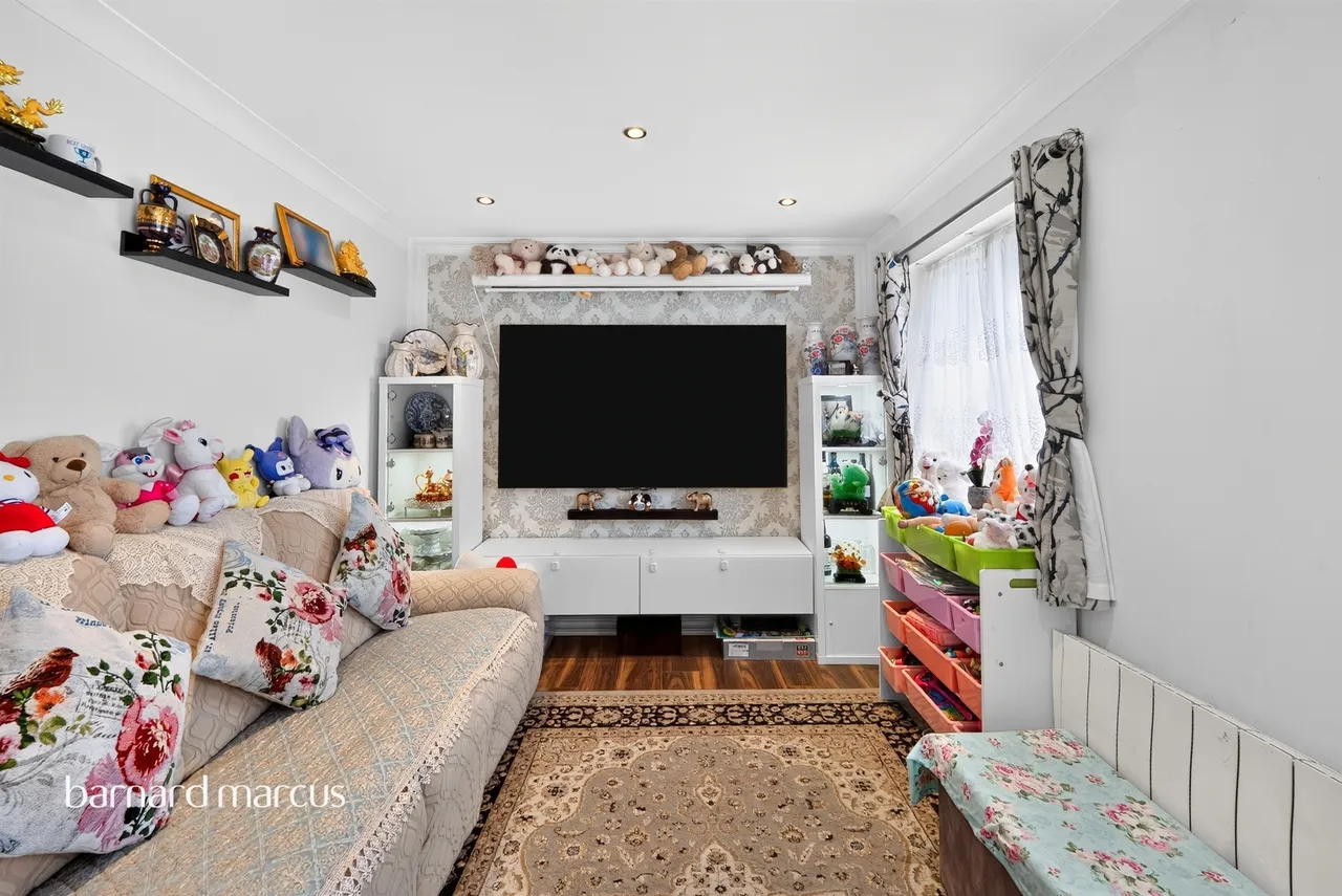 Pacific Close, Feltham, TW14, photo 4