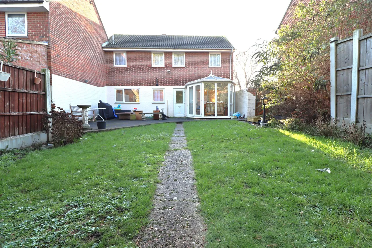 Hartford Close, Rayleigh, Essex, SS6 9DQ, photo 2