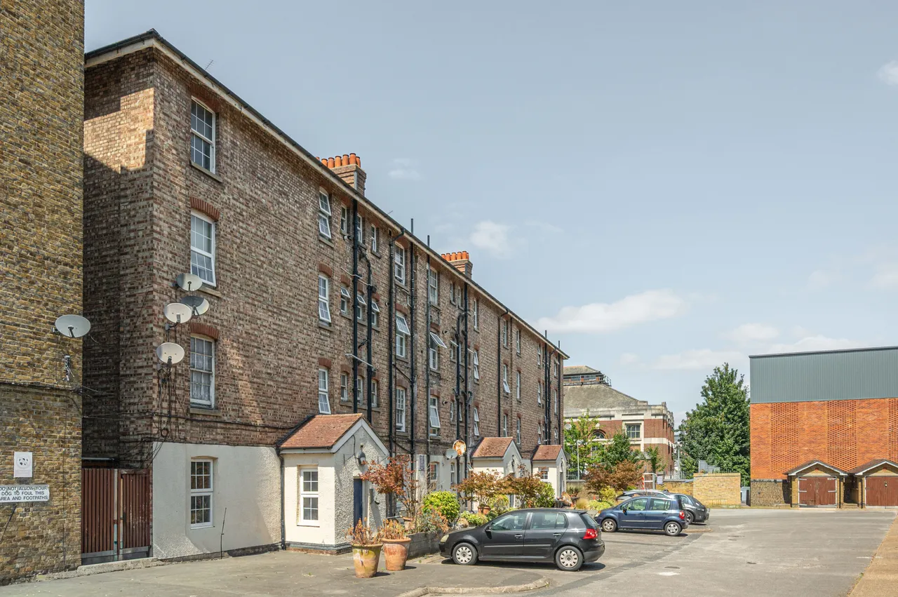 Jebb Avenue, London, photo 11