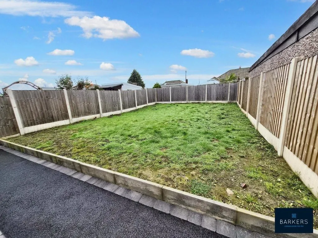 Lawrence Crescent, Heckmondwike WF16 9AZ, photo 2