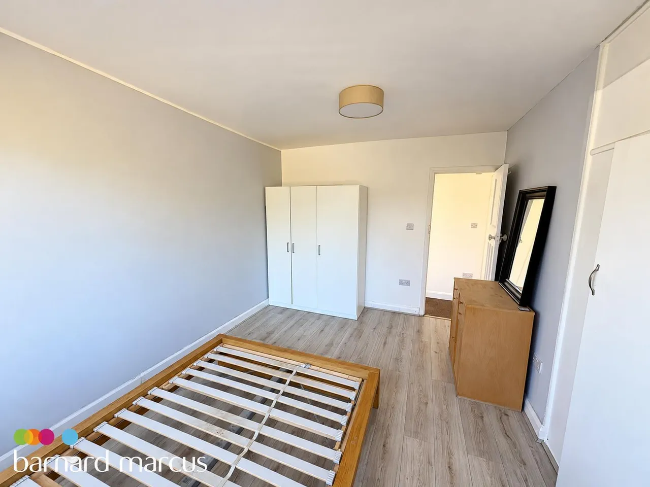 Uxbridge Road, Feltham, TW13, photo 2