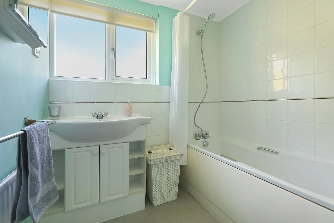 Milton Avenue, Westcott, RH4, photo 8