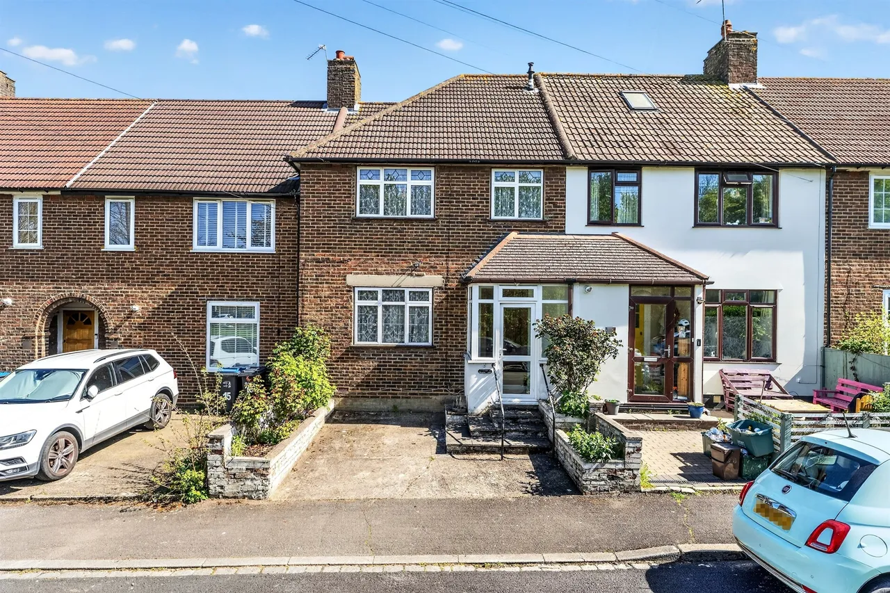 3 bed house for sale — Llanthony Road, Morden
