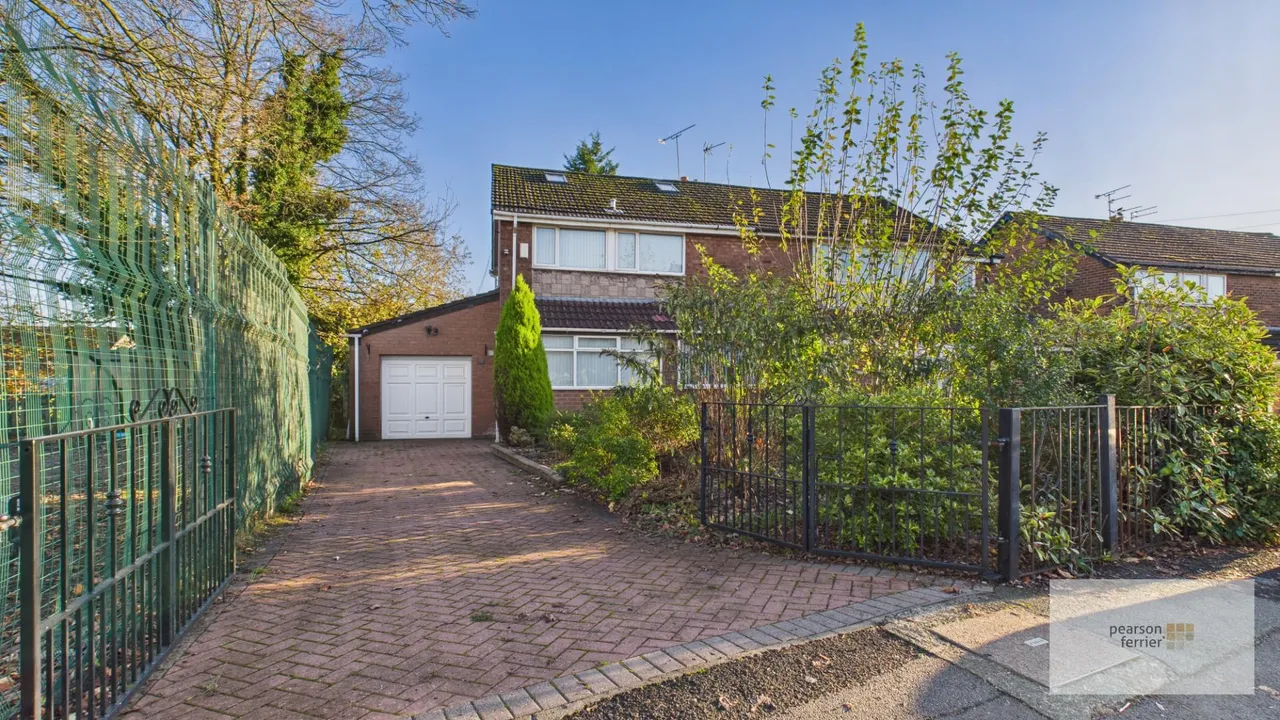 3 bed house for sale — Blackley Close, Bury, BL9 8LY