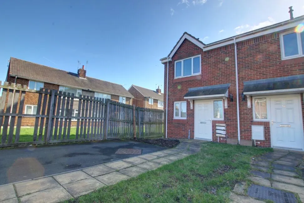 2 bed house to rent — Holyhead Close, Seaham, County Durham, SR7