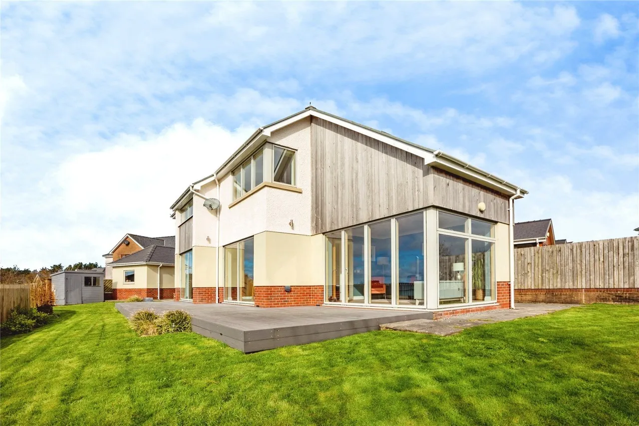 Caer Wylan, Llanbadarn Fawr, SY23, photo 2