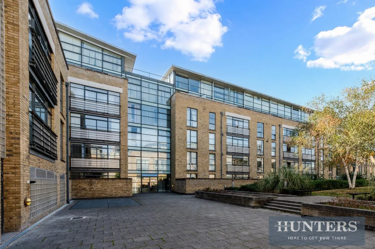 2 bed flat for sale, Town Meadow, Brentford, TW8