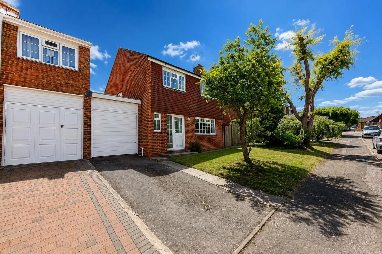 4 bed house for sale — Cowdrey Close, Rochester
