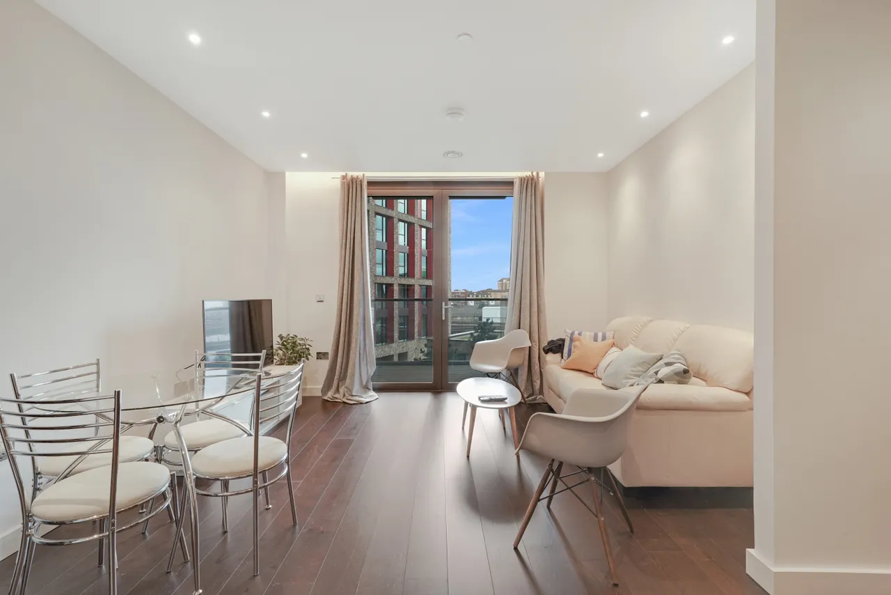 1 bed flat for sale — The Residence, Charles Clowes Walk, Nine Elms, London, SW11