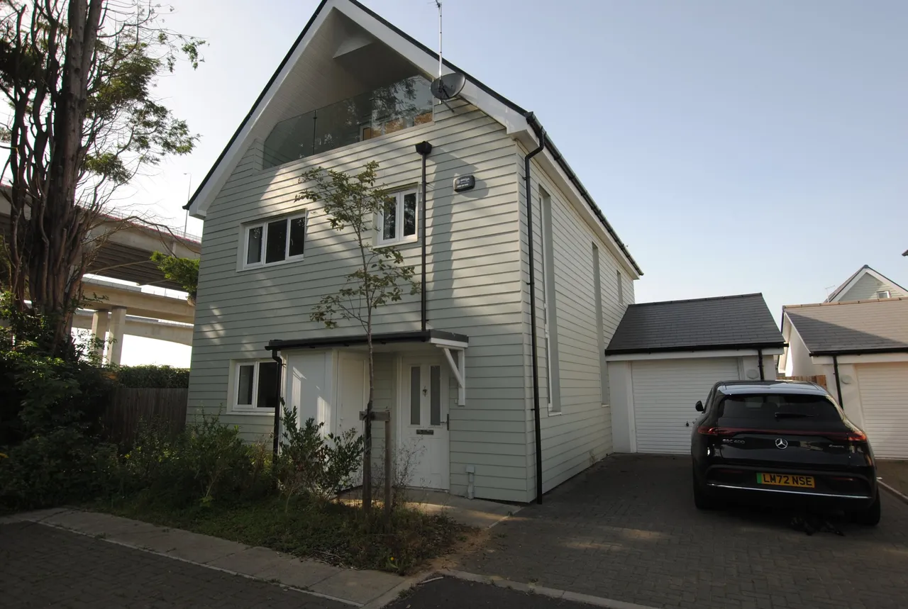 4 bed property to rent — Safety Bay Close, Rochester, Kent, Kent, ME1 3FA