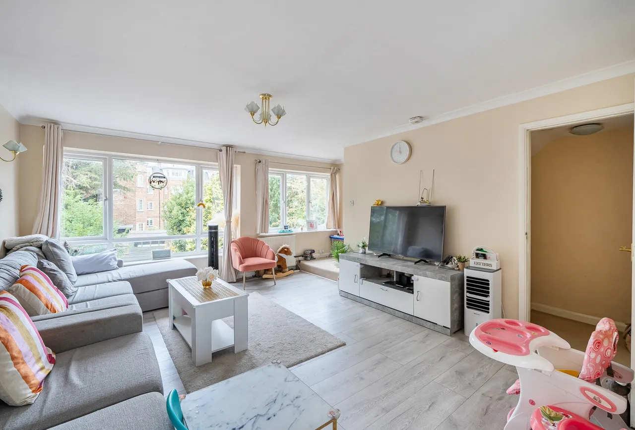The Avenue, Worcester Park, KT4 7ER, photo 2