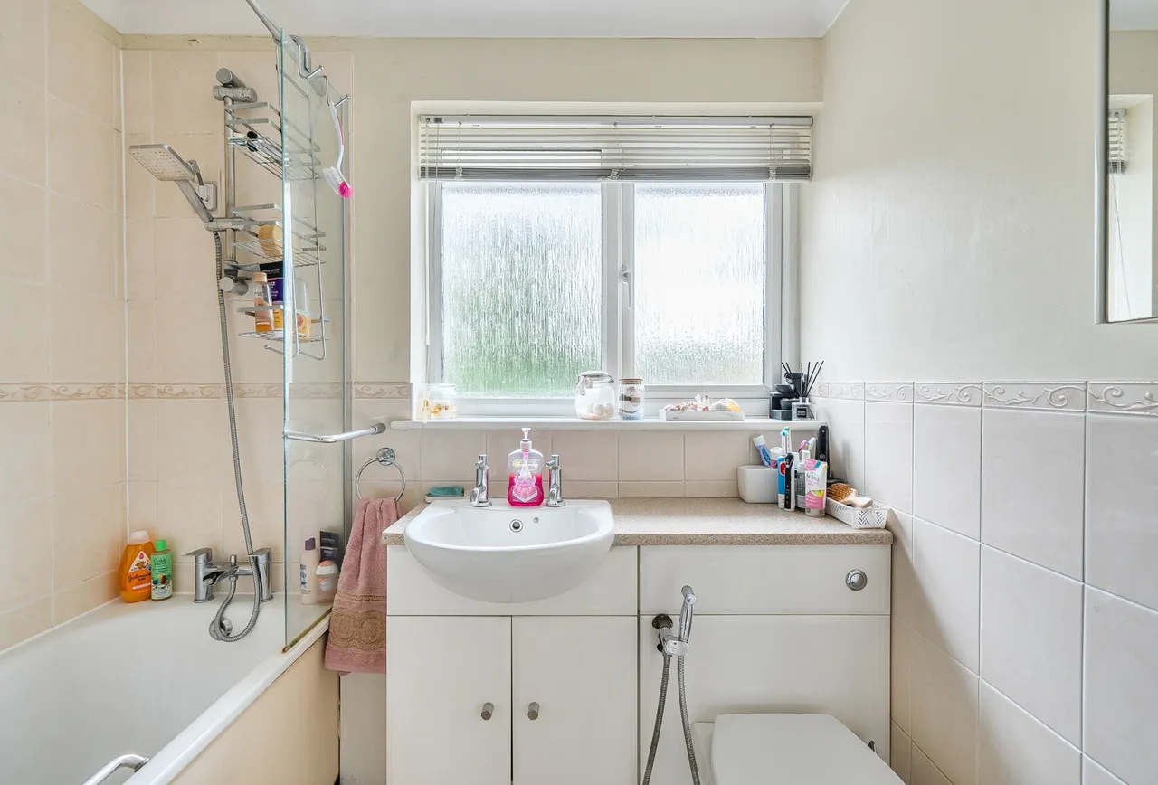 The Avenue, Worcester Park, KT4 7ER, photo 11