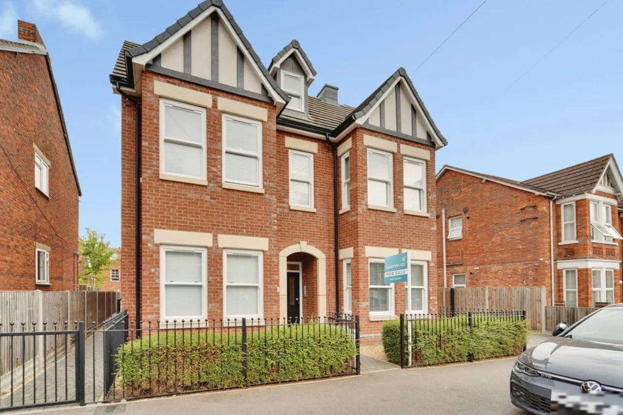 Goldington Avenue, Bedford, photo 2
