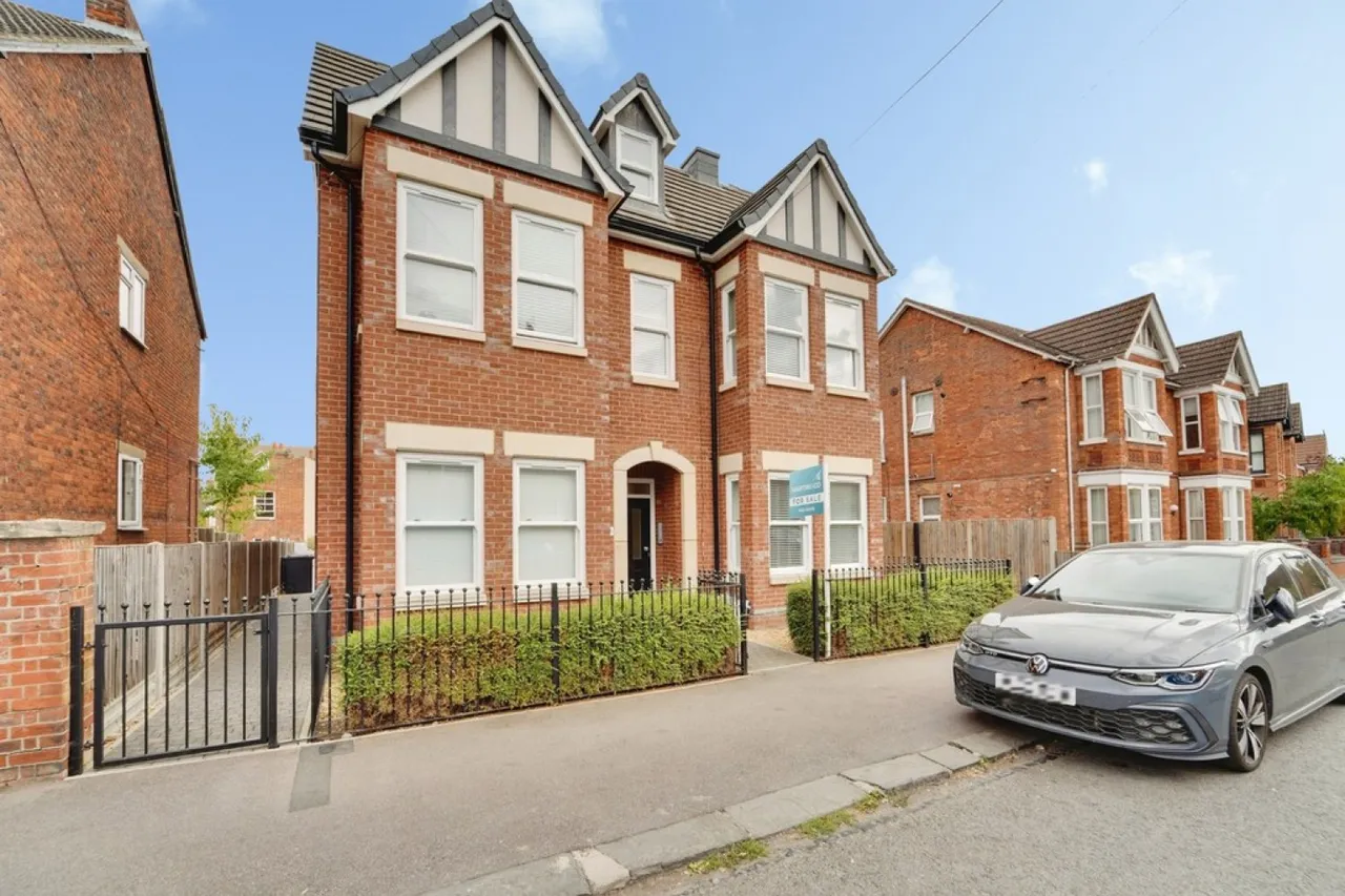 1 bed flat for sale — Goldington Avenue, Bedford