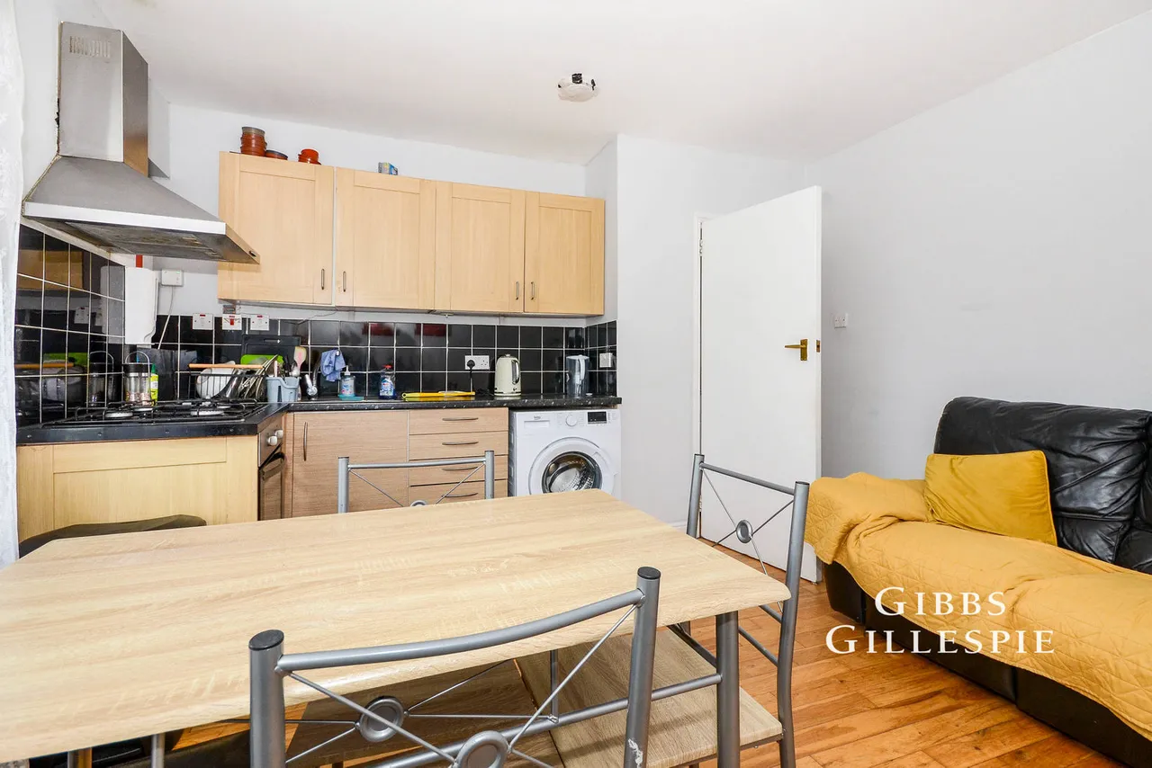 Roxeth Green Avenue, Harrow Fees Apply, HA2, photo 3