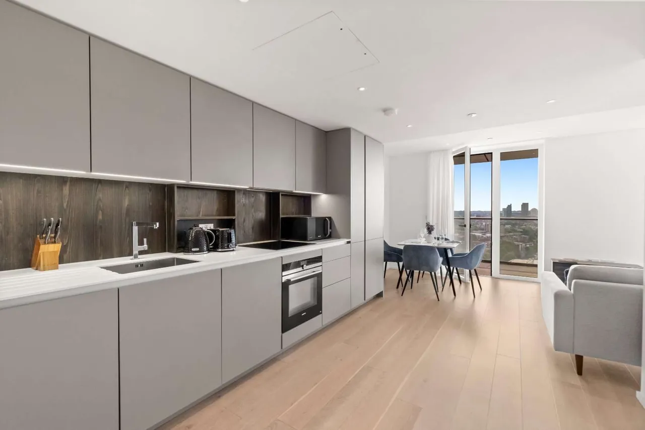 York Place, London, SW11 3JE, photo 3