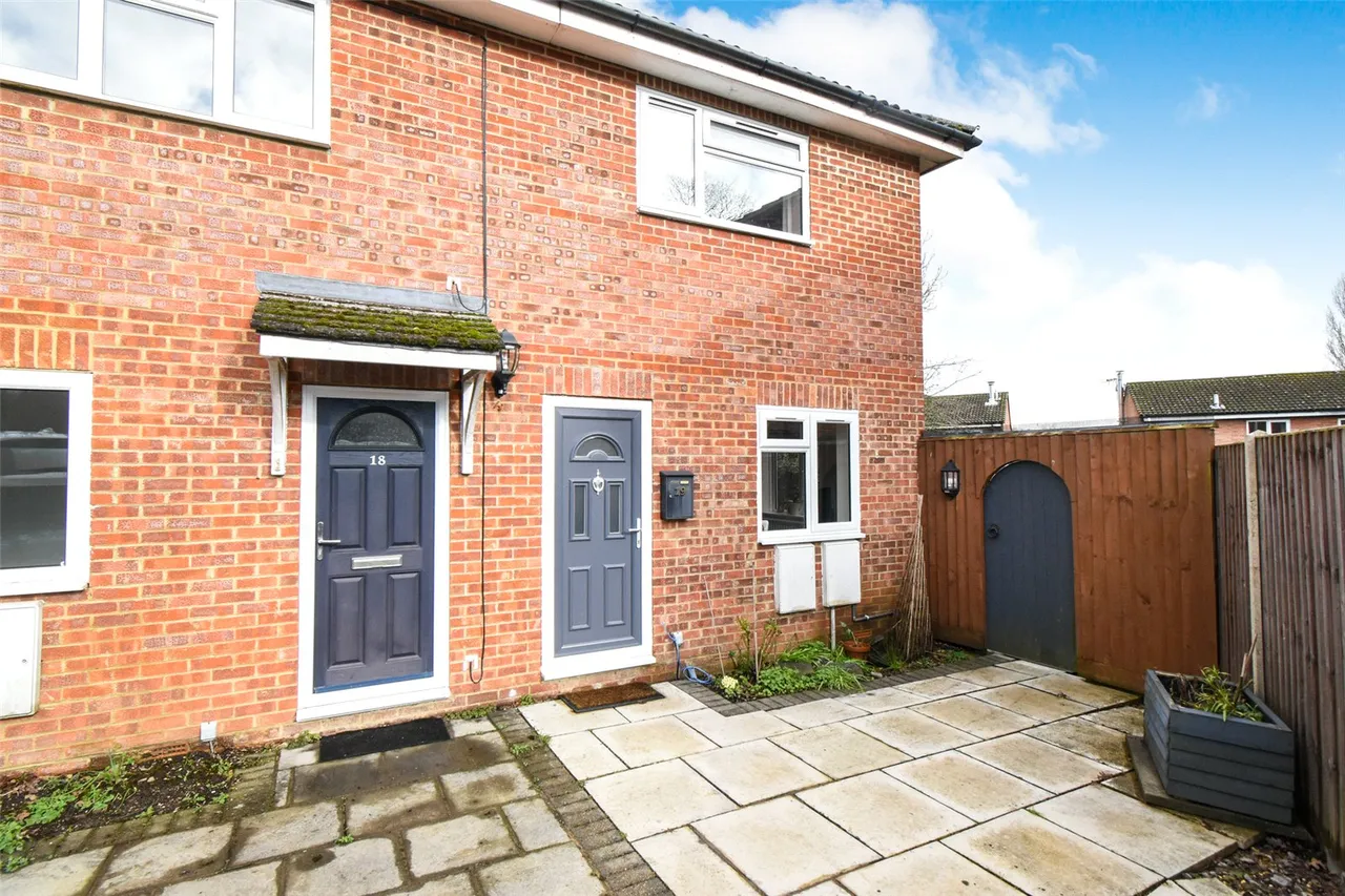 2 bed house for sale — Rosebay Gardens, Hook, Hampshire, RG27 9PN