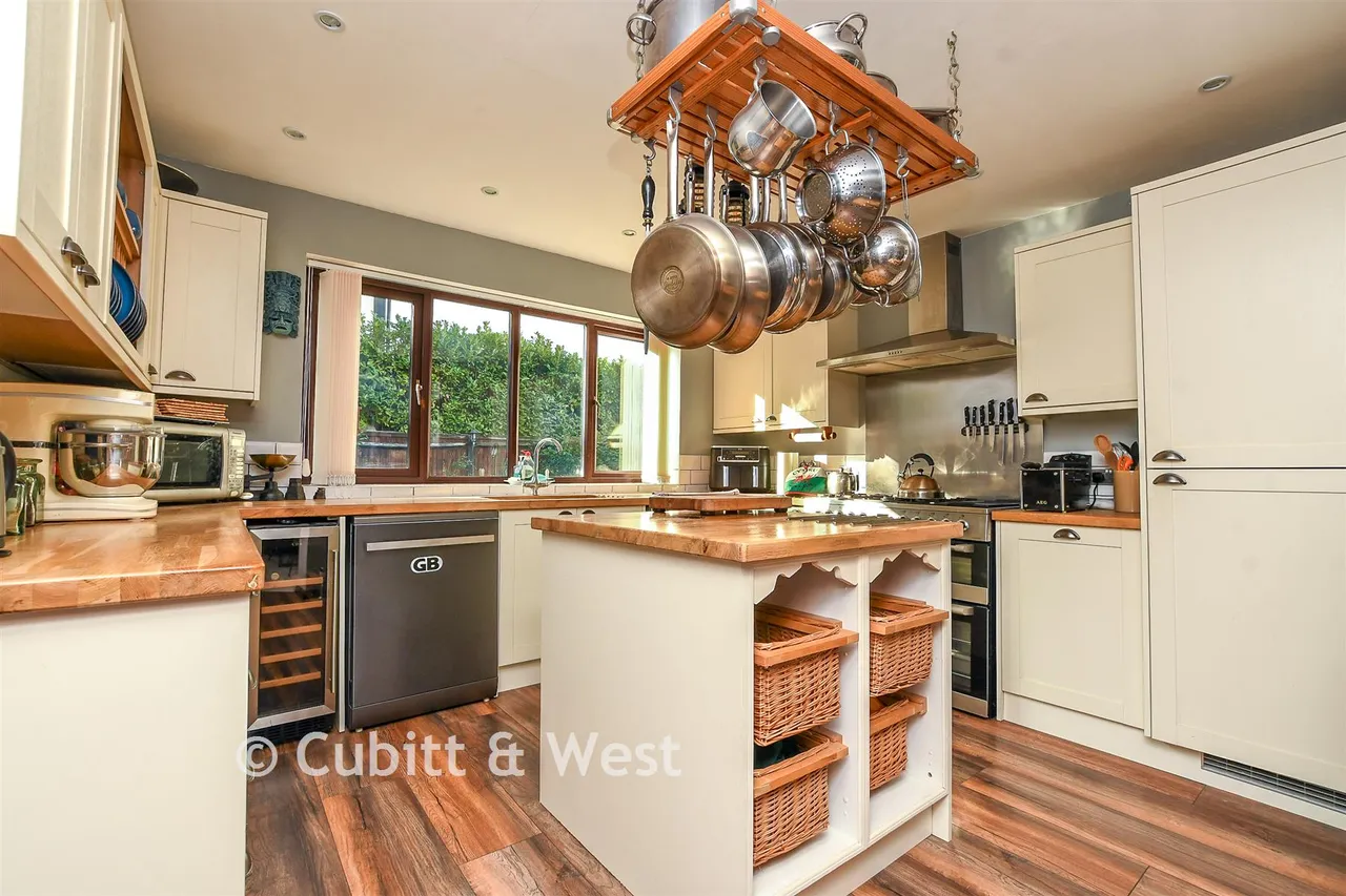 Carlton Tye, Langshott, RH6, photo 12