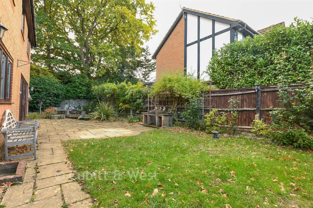 Carlton Tye, Langshott, RH6, photo 14