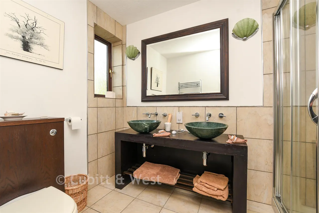 Carlton Tye, Langshott, RH6, photo 10