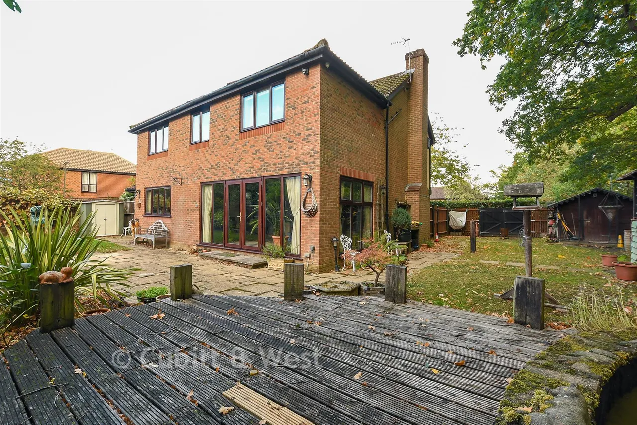 Carlton Tye, Langshott, RH6, photo 15