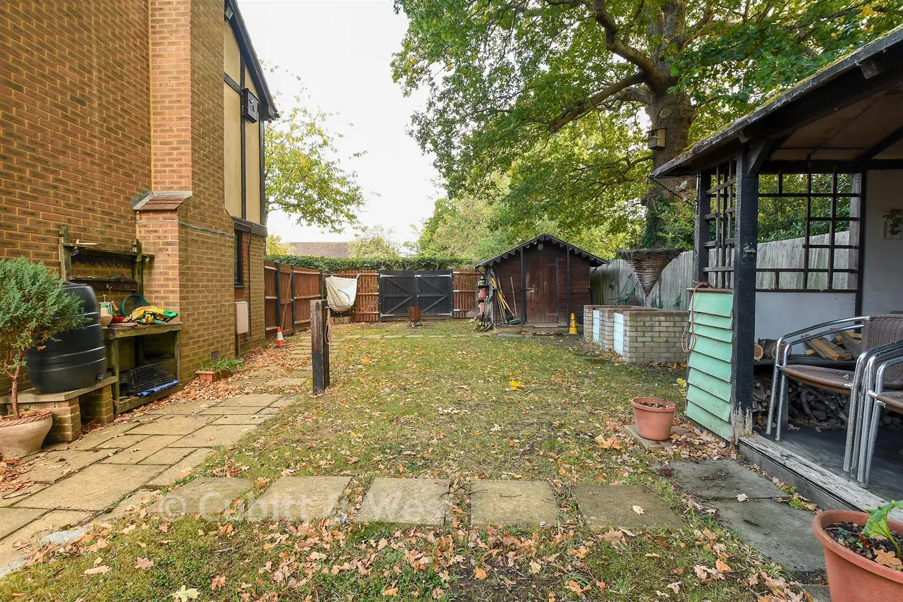 Carlton Tye, Langshott, RH6, photo 13