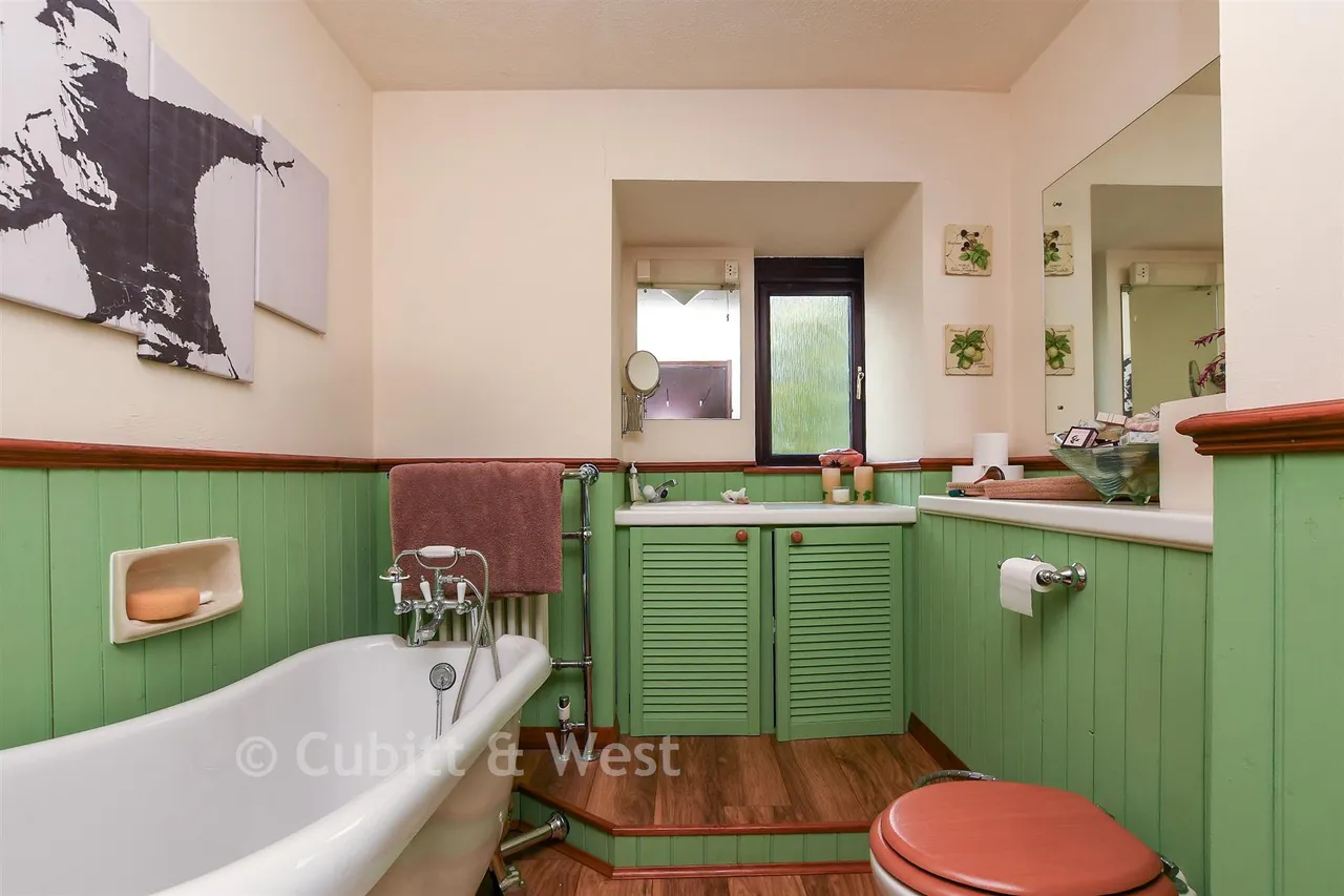 Carlton Tye, Langshott, RH6, photo 6