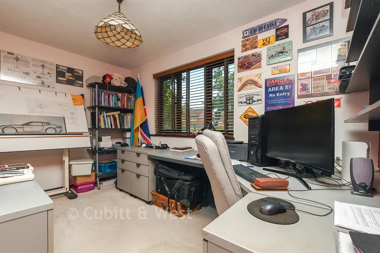 Carlton Tye, Langshott, RH6, photo 7