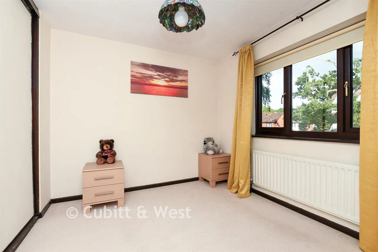 Carlton Tye, Langshott, RH6, photo 8