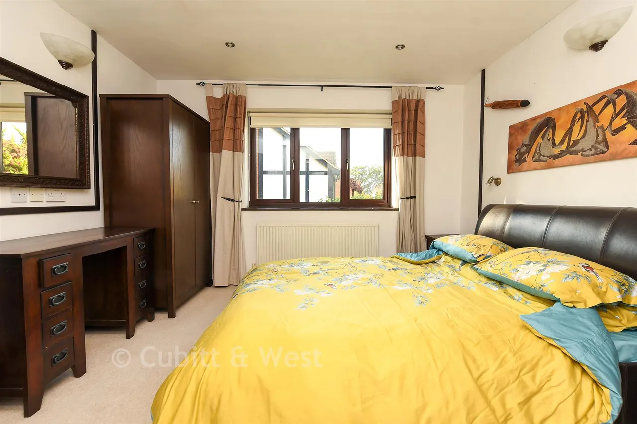 Carlton Tye, Langshott, RH6, photo 9