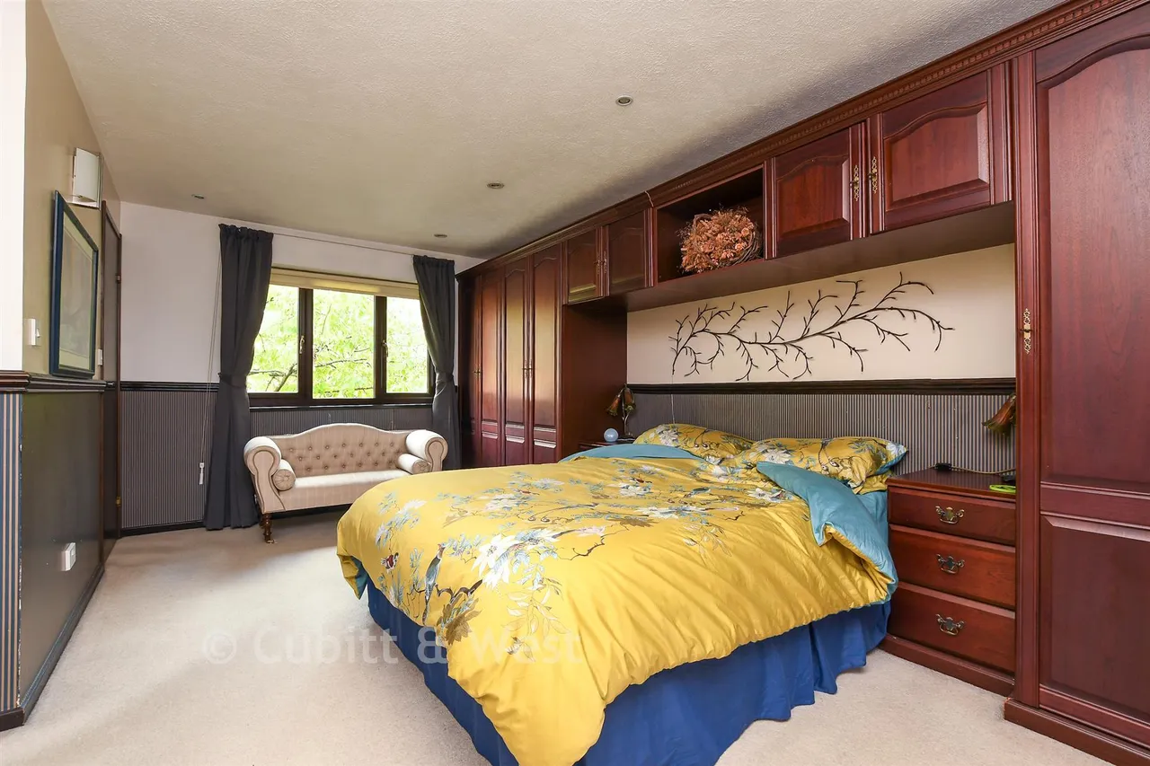 Carlton Tye, Langshott, RH6, photo 5