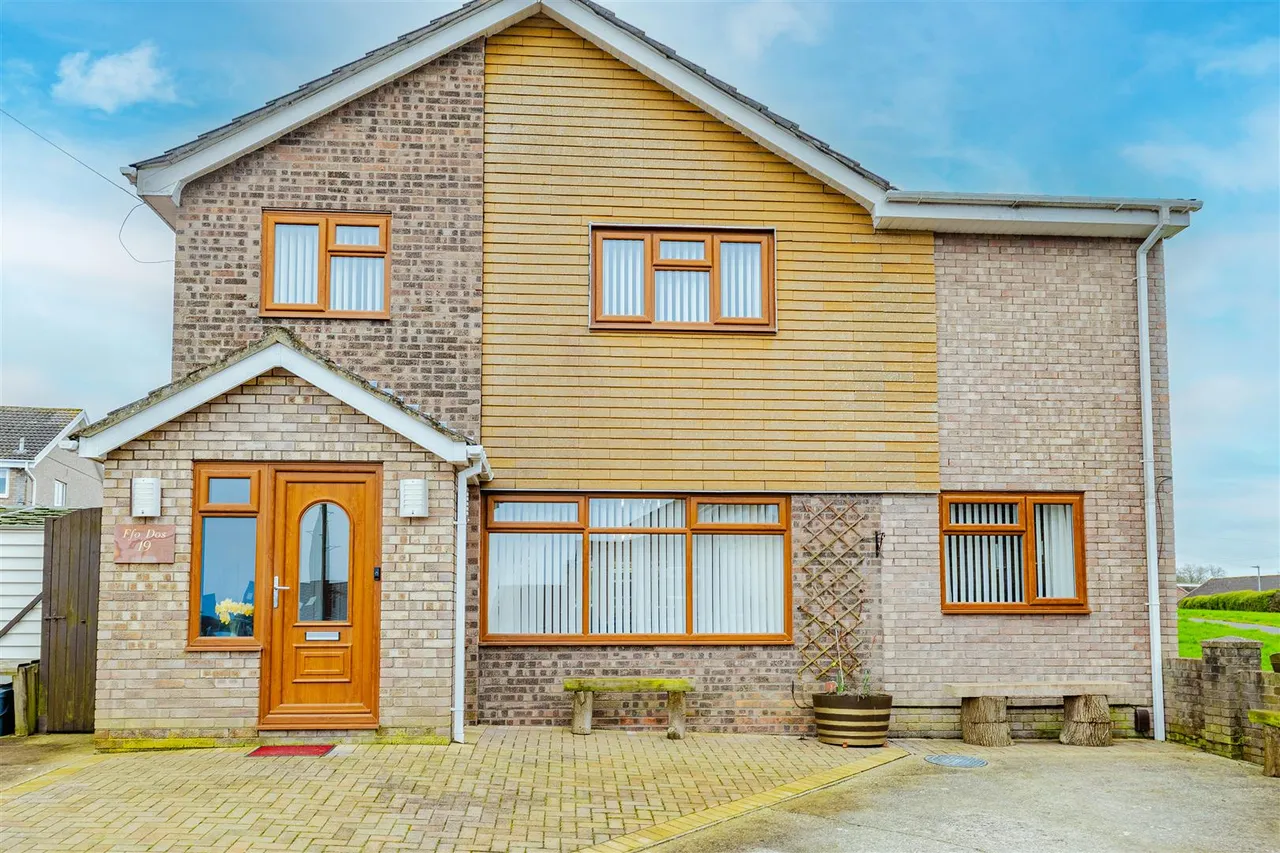 5 bed house for sale — Sherbourne Close, Barry, CF62 8AQ