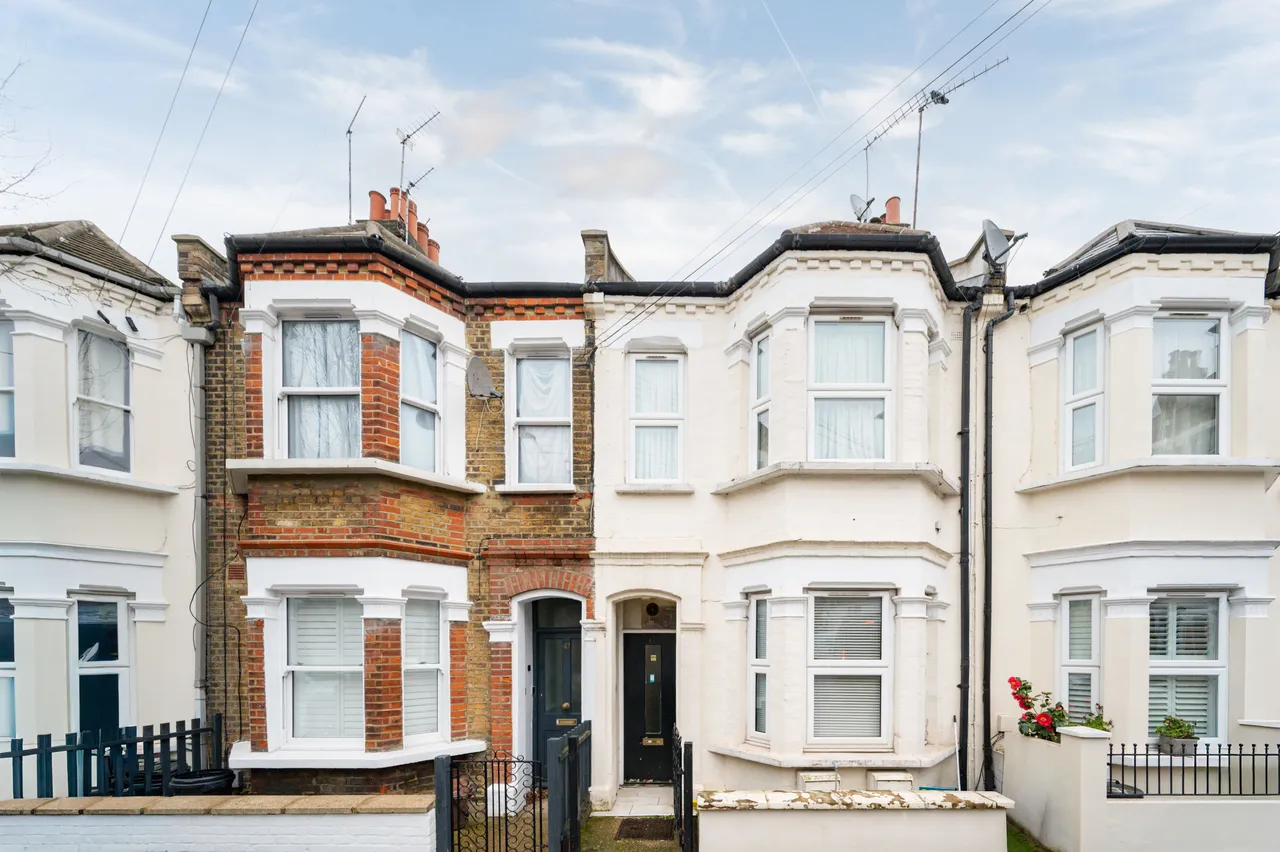 1 bed flat for sale — 49a Mossbury Road, London