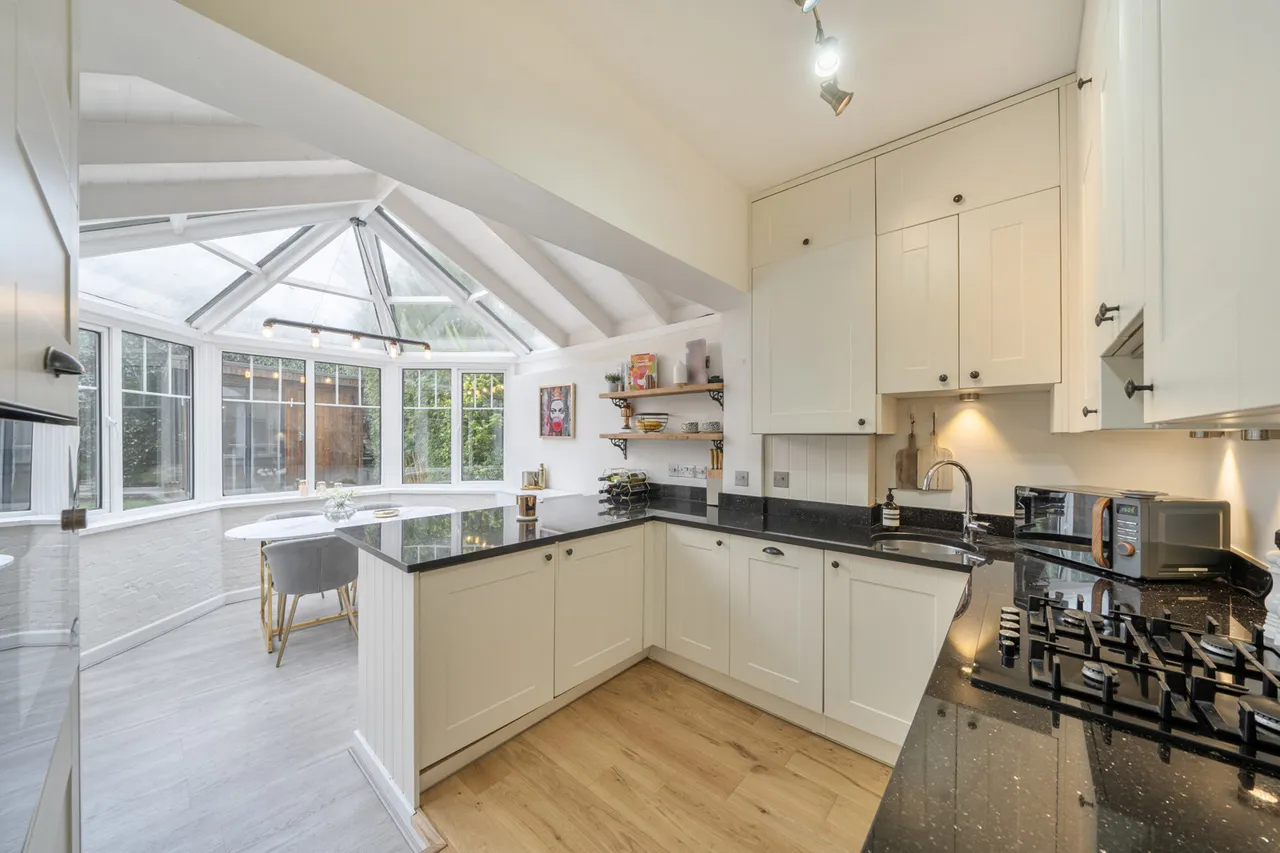 2 bed flat for sale, Murray Road, Northwood, HA6