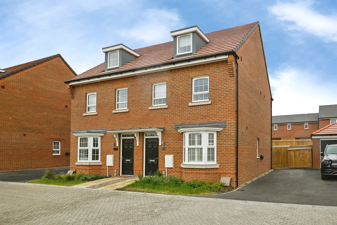 3 bed house for sale — Sturmer Way, Borden, Sittingbourne