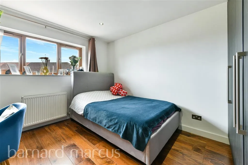 Sparrow Farm Drive, Feltham, TW14, photo 4