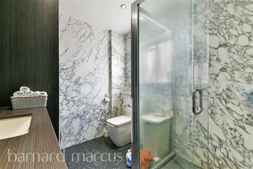 Sparrow Farm Drive, Feltham, TW14, photo 5