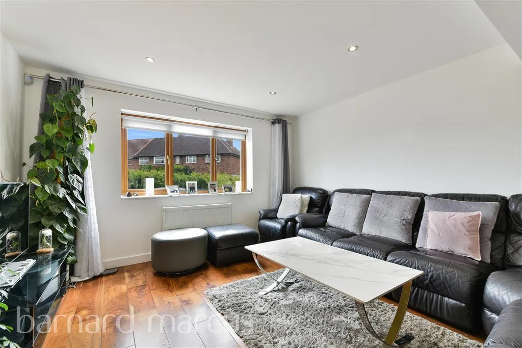 Sparrow Farm Drive, Feltham, TW14, photo 2