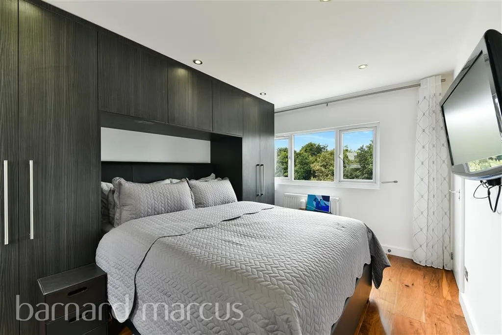 Sparrow Farm Drive, Feltham, TW14, photo 6