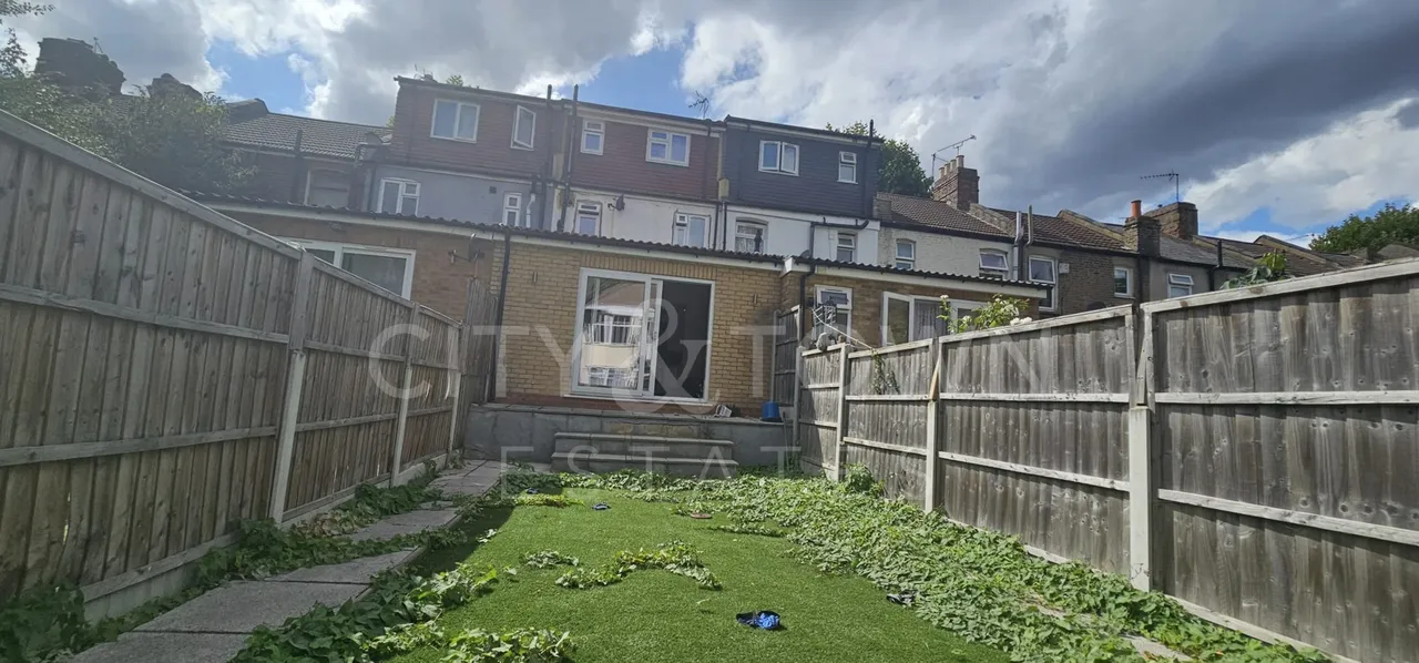 Landseer Avenue, Manor Park, E12, photo 12