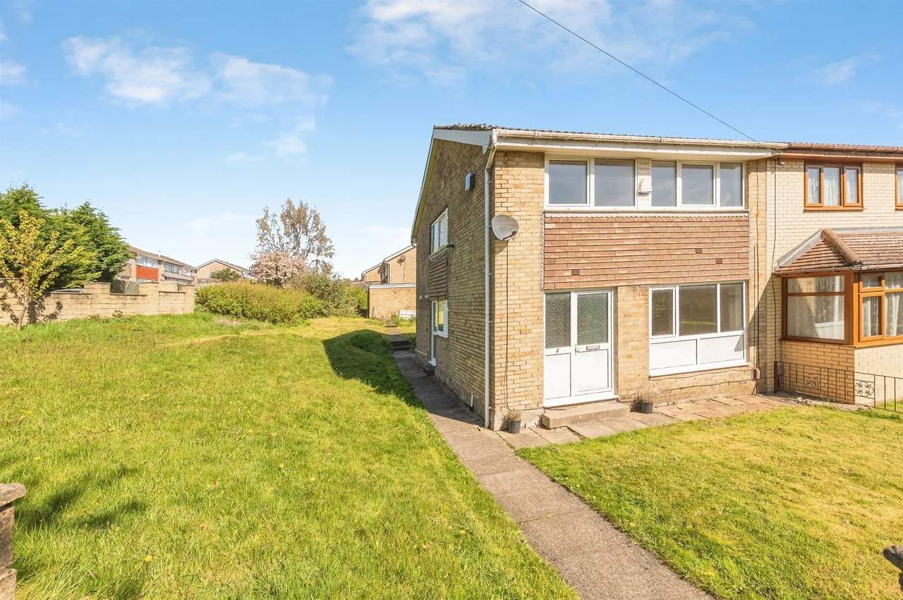 4 bed house for sale — Delves Wood Road, Beaumont Park, Huddersfield