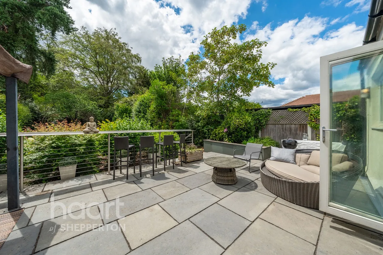 Sandhills Lane, Virginia Water, GU25, photo 3