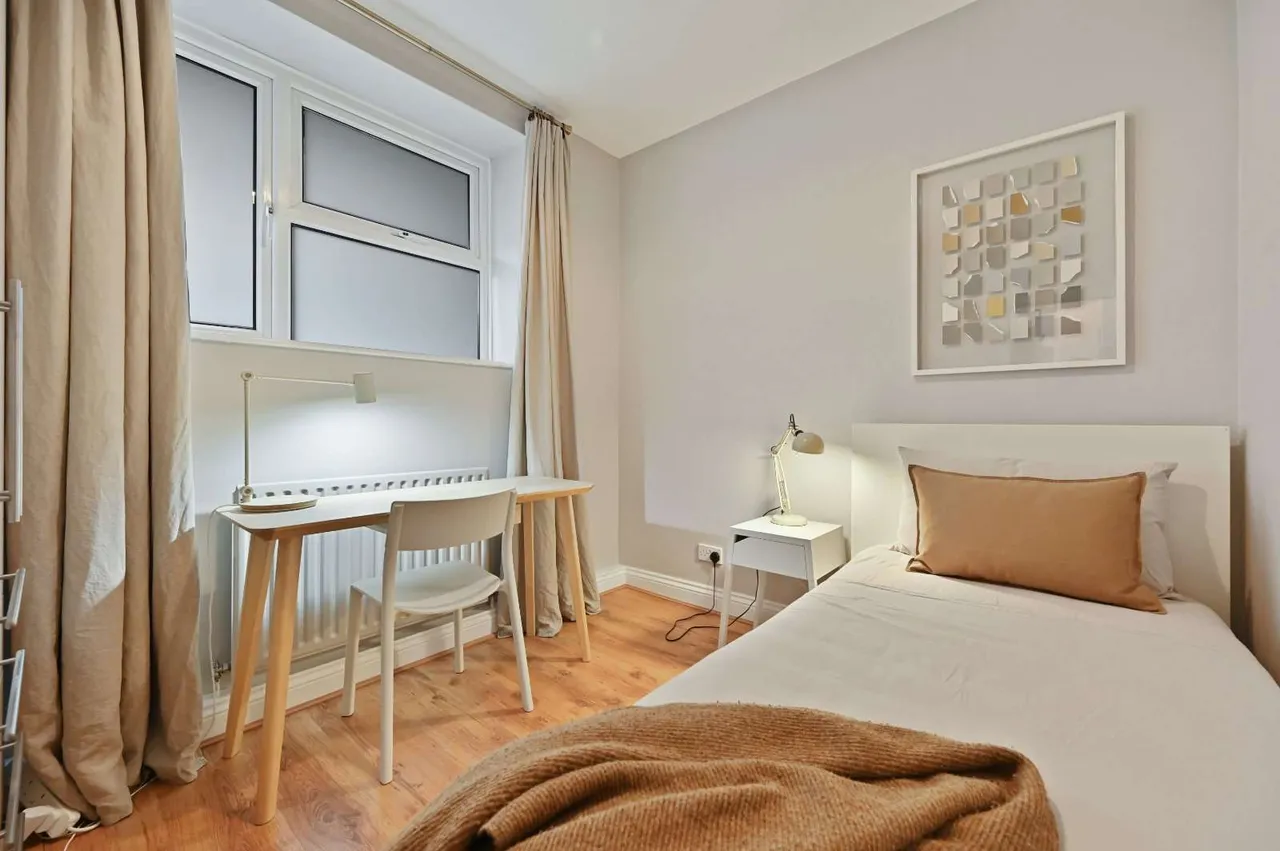Goldhawk Road, London, W12, photo 5