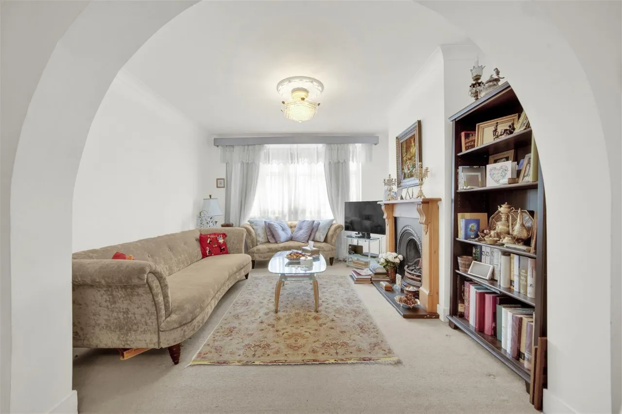 Cavendish Gardens, Chadwell Heath, RM6, photo 4