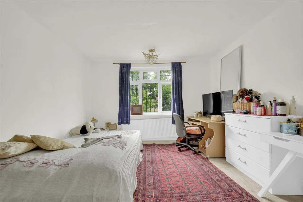 Cavendish Gardens, Chadwell Heath, RM6, photo 14