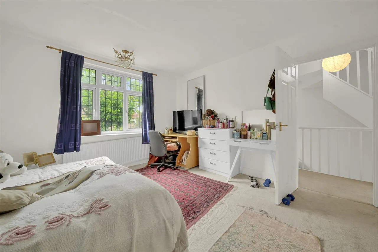 Cavendish Gardens, Chadwell Heath, RM6, photo 13