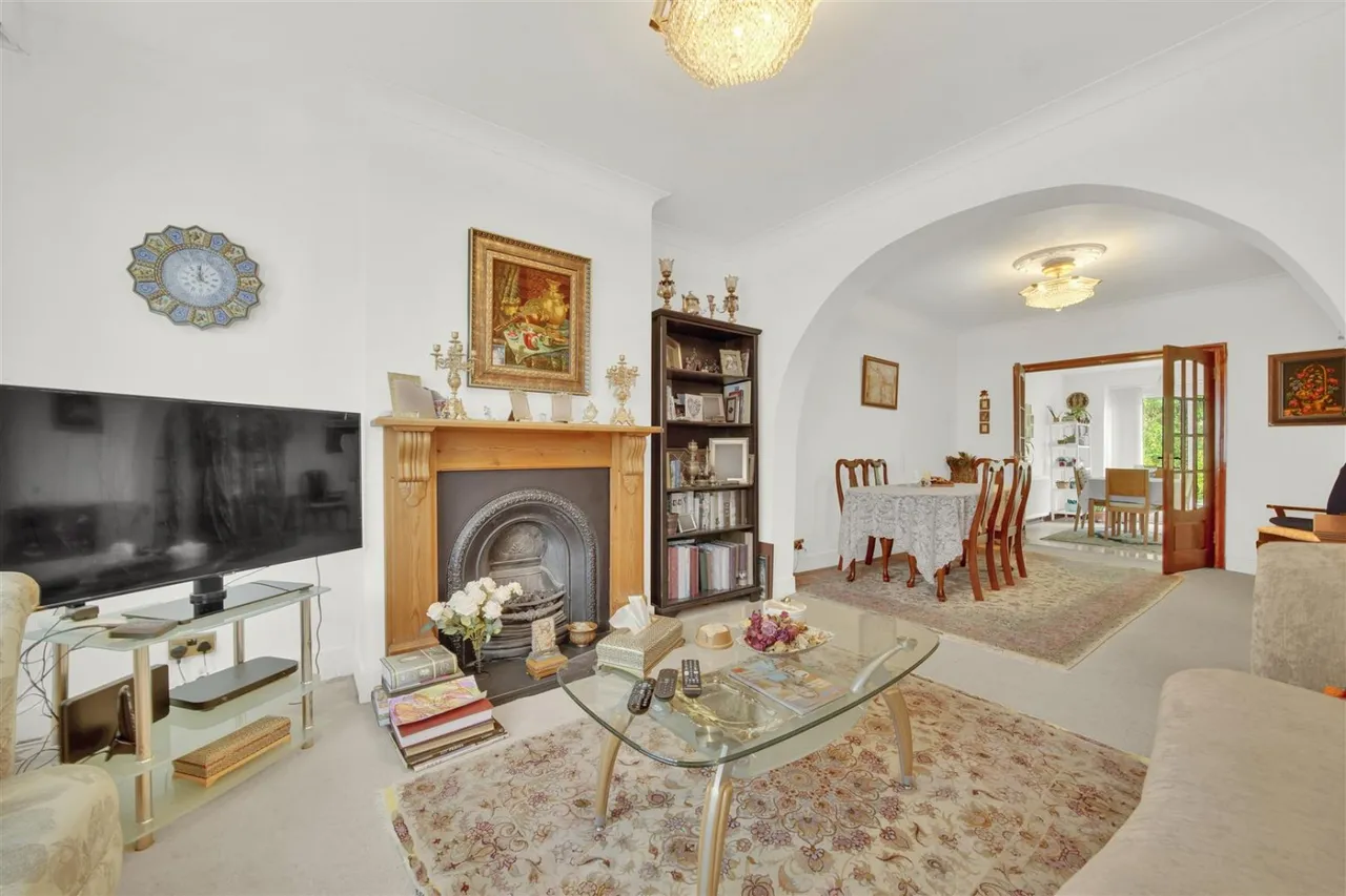 Cavendish Gardens, Chadwell Heath, RM6, photo 2