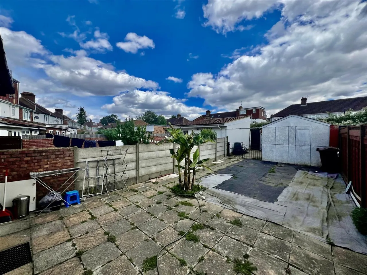 Terraced For SaleClevedon Gardens, Cranford, TW5, photo 6