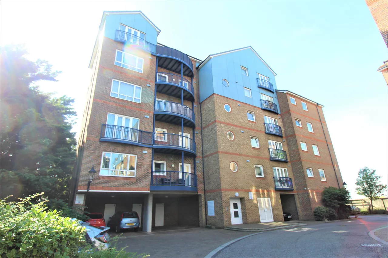 2 bed flat for sale — Anchor Court, Grays, Essex, RM17 6QP