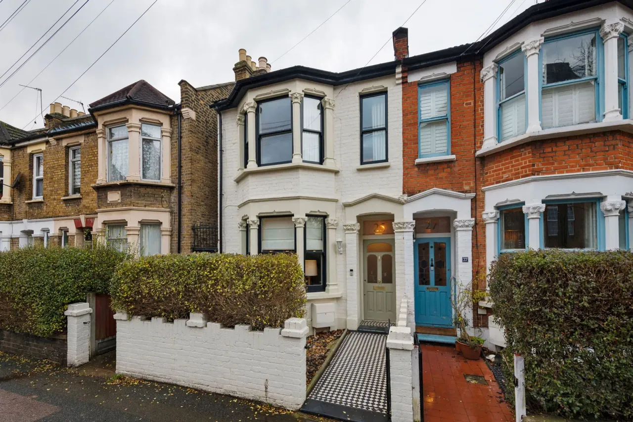 5 bed house for sale — Newport Road, Leyton, E10